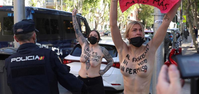 Unas activistas de FEMEN protestan delante del colegio San Agustín en Madrid, donde tiene previsto votar Rocío Monasterio, candidata de Vox