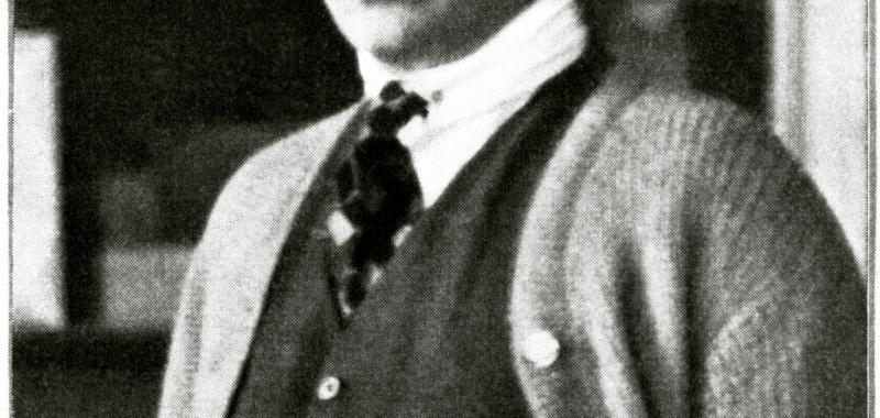 Man Ray, Picasso con camisa con cuello alto, chaleco, corbata y jersey en Paris