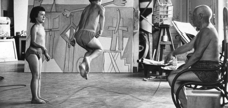 David Douglas Duncan, Palomba, Claude, y Pablo Picasso saltando a la comba delante de “Bañistas en La Garoupe”, Villa La Californie, 1957
