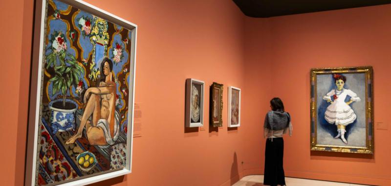 Una visitante de la muestra Chez Matisse observa las obras del artista, expuestas en CaixaForum Madrid.© Fundación "la Caixa"