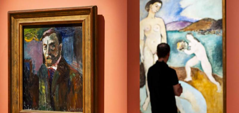 Un hombre rodeado de obras del pintor francés Henri Matisse en CaixaForum Madrid.© Fundación "la Caixa"