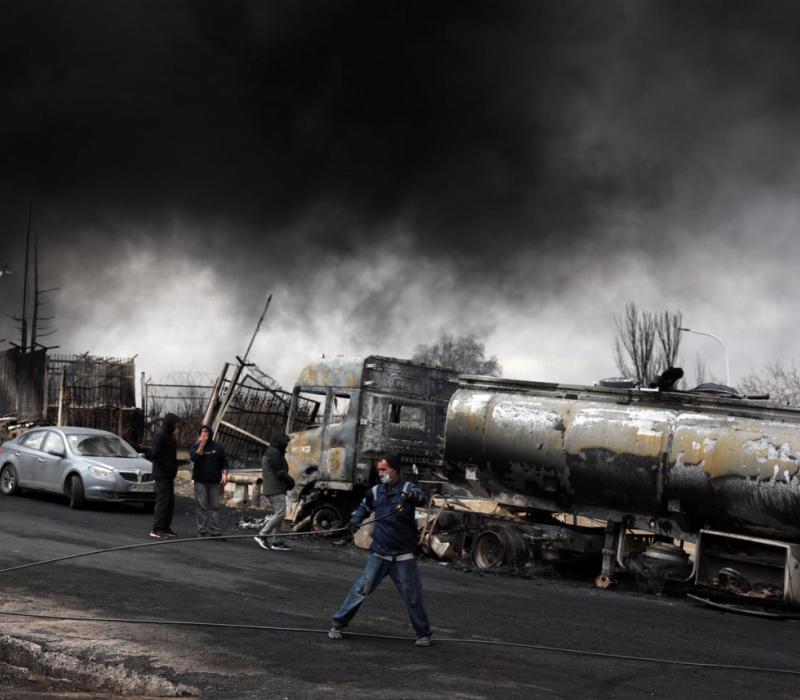 Imágenes de Teherán tras el bombardeo a refinerías de petróleo próximas a la capital iraní. EFE/EPA/ABEDIN TAHERKENAREH