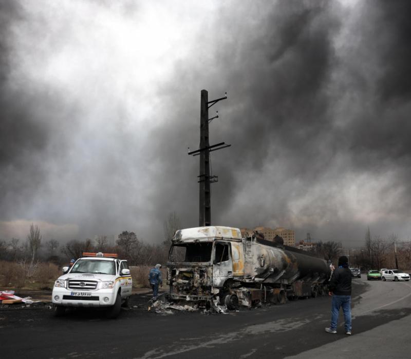 Imágenes de Teherán tras el bombardeo a refinerías de petróleo próximas a la capital iraní. EFE/EPA/ABEDIN TAHERKENAREH