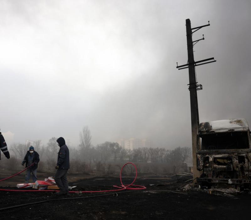 Imágenes de Teherán tras el bombardeo a refinerías de petróleo próximas a la capital iraní. EFE/EPA/ABEDIN TAHERKENAREH