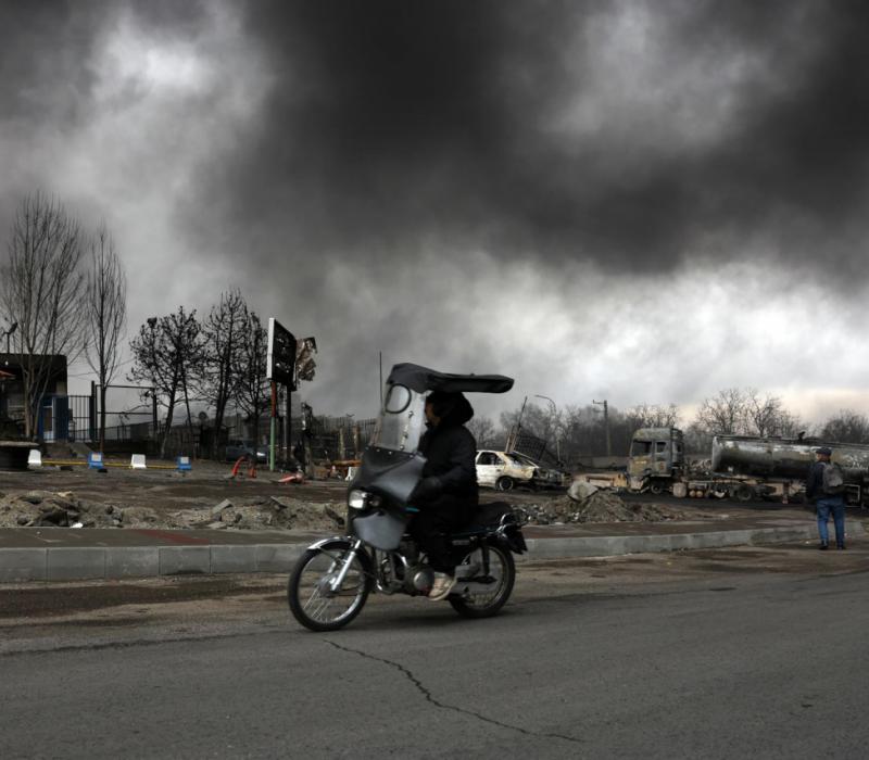 Imágenes de Teherán tras el bombardeo a refinerías de petróleo próximas a la capital iraní. EFE/EPA/ABEDIN TAHERKENAREH