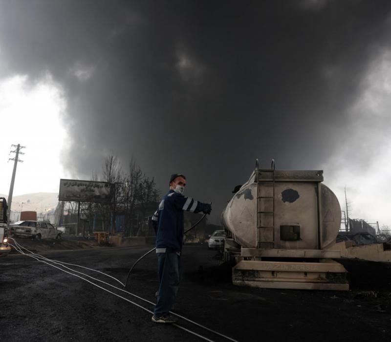 Imágenes de Teherán tras el bombardeo a refinerías de petróleo próximas a la capital iraní. EFE/EPA/ABEDIN TAHERKENAREH