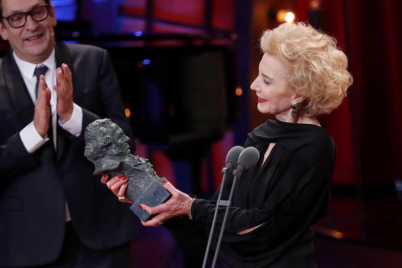 Marisa Paredes recibe el Goya de honor, la primera estatuilla de su carrera.