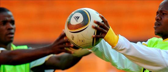 Jugadores de la selección sudafricana realizan ejercicios con el JAbulani. (Efe)