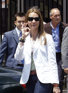 La Infanta Elena a su salida del hospital donde permanece ingresado el Rey>