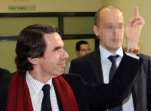 Aznar dedica una peineta a unos estudiantes. Efe
