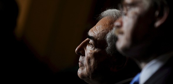 El director gerente del Fondo Monetario Internacional (FMI), Dominique Strauss-Kahn (c), y el presidente del Banco Mundial, Robert Zoellick. Efe<br />