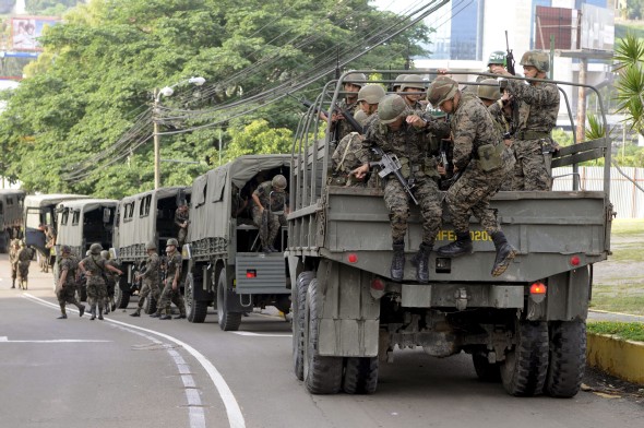 Militares hondureños rodean la casa presidencial en Tegucigalpa. Efe