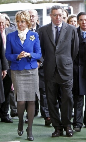 La presidenta de la Comunidad de Madrid, Esperanza Aguirre, y el alcalde de la capital, Alberto Ruiz-Gallardón, a su llegada hoy a la inauguración del nuevo intercambiador en superficie de Plaza de Castilla. EFE/Bernardo Rodriguez