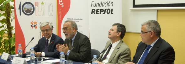 El director general del Teatro Real, Miguel Muñiz, el presidente de la Fundación BBVA, Francisco González, el presidente del Patronato del Teatro Real, Gregorio Marañón, y  Rafael Pardo, director de la Fundación BBVA (Foto: Javier del Real) 