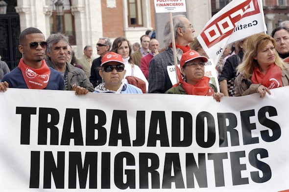 Un grupo de inmigrantes durante la manifestación del 1º de Mayo celebrada en Valladolid