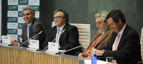 (De izda. a dcha.) Gonzalo Martínez de Miguel, Iñaki de Miguel, Amando de Miguel y Juan Iranzo en la presentación del libro <i>El modo de pensar de los directivos</i>. Manuel Engo