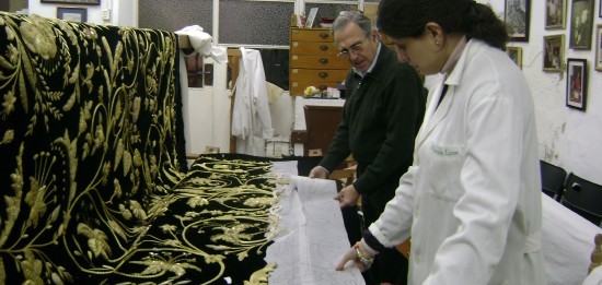 José Manuel y Carla Elena trabajan en la ampliación de un manto en el taller. Cristina Carbón