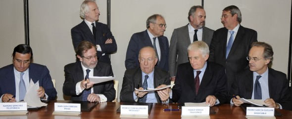 Firma de la fusión entre Cuatro y Telecinco (Efe)