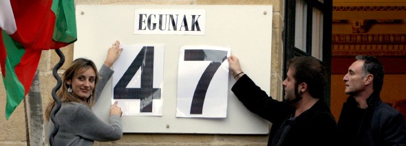 Un familiar de un tripulante del Alakrana el día de la liberación (Efe)