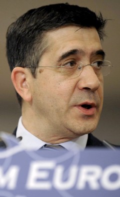  El lehendakari, Patxi López, analiza la situación política del País Vasco durante una conferencia en el 
