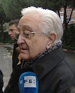 El director y guionista Mariano Ozores a las puertas del tanatorio de la M-30