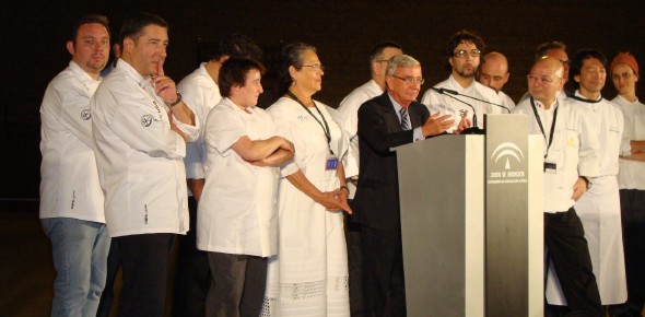 Rafael Ansón junto a un grupo de cocineros