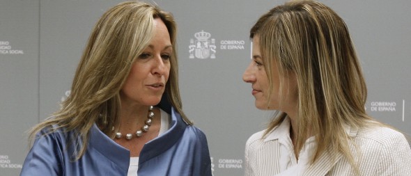 La ministra de Sanidad y la titular de Igualdad el día que anunciaron la venta libre de la píldora postcoital. Efe