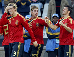 Torres, Villa y Ramos celebran el gol