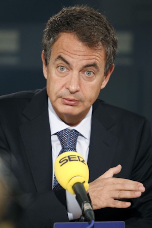 El presidente del Gobierno, José Luis Rodríguez Zapatero, durante la entrevista que concedió a la cadena Ser, hoy en el Palacio de la Moncloa. EFE/Ángel Díaz