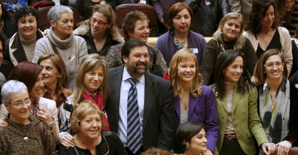 Foto de familia con Caamaño, Aído, Corredor, Pajín y varias senadoras socialistas para celebrar la superación del trámite en el senado de la Ley del Aborto.