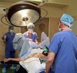 Unos méicos realizan un aborto.