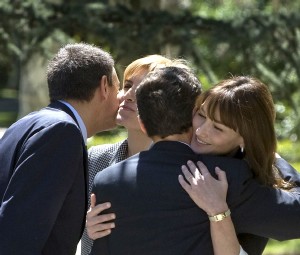 Zapatero y Sarkozy saludan a sus esposas. Efe
