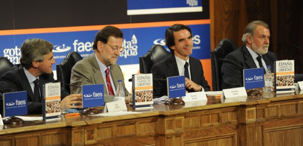 Aznar y sus ministros del Interior acompañan a Cosidó en la presentación de 'España, camino de libertad'. Manuel Engo