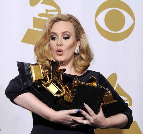 La cantante británica Adele posa tras convertirse en la gran triunfadora de la 54 edición de Grammy tras alzarse con seis premios, en una gala que tuvo lugar en el pabellón Staples Center de Los Ángeles, California (EE.UU.), la noche del 12 de febrero de 2012. Adele, de 23 años, confirmó las expectativas y conquistó todos los galardones a los que estaba nominada después de arrasar en las listas de éxitos con su 