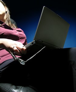 Los adictos al trabajo se llevan tareas a casa.