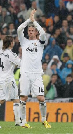 Guti se despide de la fición tras el encuentro frente al Athletic de Bilbao. (Efe)