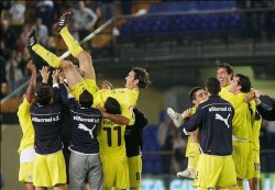 Los compañeros mantearon a JAvi Venta y Pirés al término del partido contra el Valencia. (Efe)