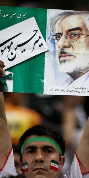 Un seguidor iraní sostiene un poster con la imagen del líder opositor iraní Mir-Hossein Moussavi durante el partido clasificatorio para el Mundial de Fútbol 2010, Irán vs Corea del Sur. Efe