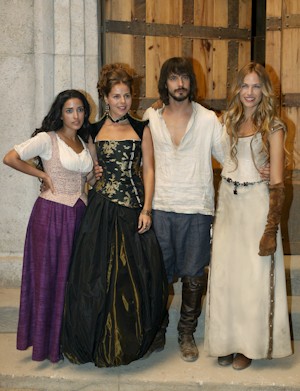 Los actores (i-d) Inma Cuesta, Myriam Gallego, David Janer y Martina Klein, en un descanso del rodaje en cine de la serie de televisión 