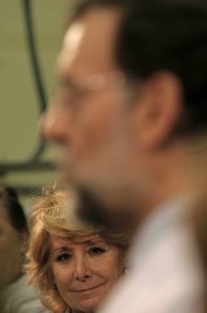 La presidenta de la Comunidad de Madrid observa a Mariano Rajoy. Efe
