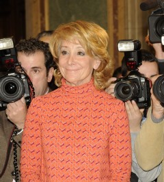 Esperanza Aguirre, rodeada por los medios. Efe