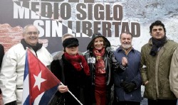 De izquierda a derecha, el miembro de UPyD Mikel Buesa, la escritora cubana Zoe Valdés, la presidenta de la Comunidad de Madrid, Esperanza Aguirre, el eurodiputado del PP Jaime Mayor Oreja y el secretario de Relaciones Internacionales del PP, Jorge Moragas, se dejan fotografiar juntos durante la concentración convocada por la Asociación de Iberoamericanos por la Libertad (AIL) y la Asociación Española Cuba en Transición (AECT) con el lema 