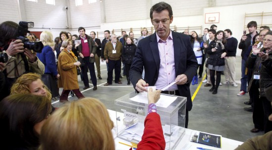 Alberto Nuñez Feijoo, candidato del PP a la Xunta de Galicia, ejerciendo su derecho a voto. (Efe)