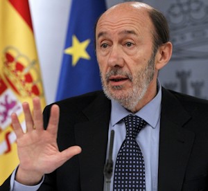 El vicepresidente primero del Gobierno, Alfredo Pérez Rubalcaba, durante la rueda de prensa que ofreció al término de la reunión del Consejo de Ministros, hoy en el Palacio de la Moncloa. EFE/Sergio Barrenechea