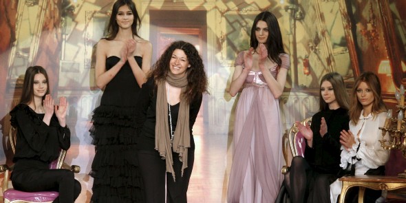 Alma Aguilar saluda al término de su desfile en Cibeles Madrid Fashion Week