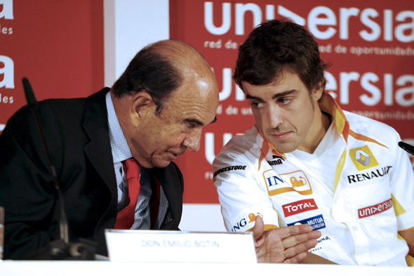 Fotografía de archivo del 19 de mayo de 2009 del piloto español de Fórmula Uno Fernando Alonso (d), conversando con el presidente del Banco Santander, Emilio Botín (i). EFE