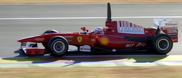 Alonso pilota su nuevo Ferrari en Cheste, Valencia.