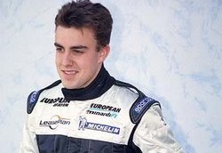 Un joven Alonso, haciéndose la foto oficial de Minardi