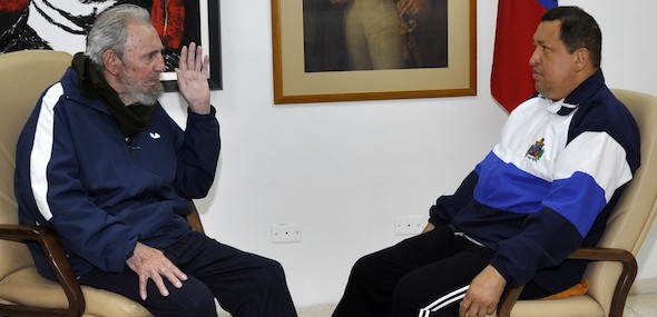 Chávez y Castro conversan en el hospital.