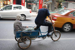 En bicicleta se transporta casi todo lo imaginable.